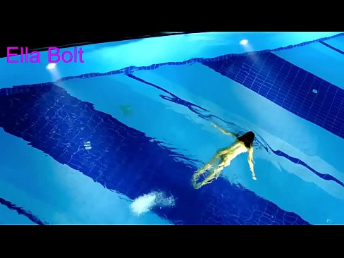 ❤️ Non podo deixar de mirar, unha moza loira que é sorprendida nadando espida na piscina do resort ELLA BOLT ☑ Vídeo de puta na pornografía gl.camporner.top ﹏
